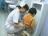 護士姊姊照顧小弟如廁