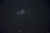 M51 蝸牛星系與不明星跡